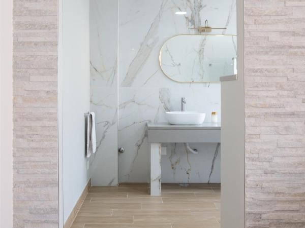 West Side Guesthouse : photo 6 de la chambre chambre lit king-size avec balcon