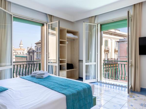 Napolit'amo Hotel Medina : photo 3 de la chambre chambre double ou lits jumeaux de luxe avec balcon et vue sur la ville