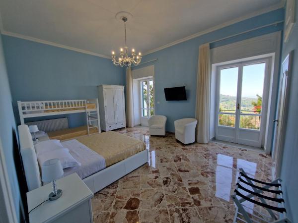 VILLA ESMERALDA : photo 2 de la chambre chambre quadruple - vue sur mer