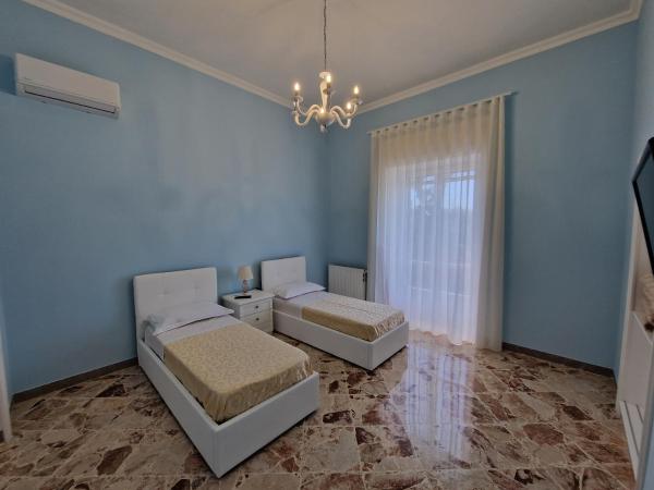 VILLA ESMERALDA : photo 6 de la chambre hébergement familiale 2 chambres avec balcon - vue sur mer