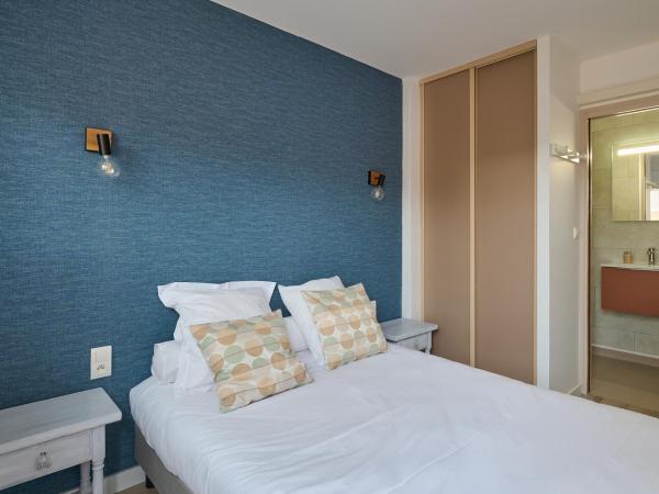 Hôtel Les Mimosas : photo 2 de la chambre chambre double standard avec balcon et climatisation