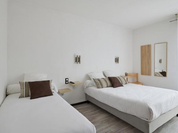 Hôtel Les Mimosas : photo 2 de la chambre chambre triple confort - côté cour