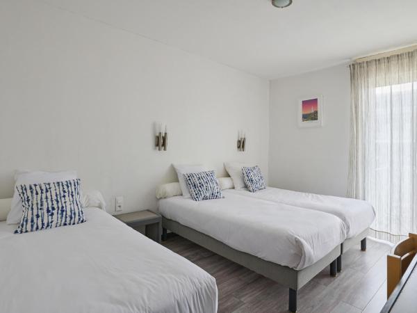 Hôtel Les Mimosas : photo 2 de la chambre chambre triple confort avec 3 lits simples - côté cour