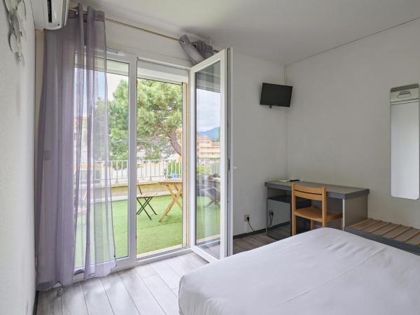 Hôtel Les Mimosas : photo 2 de la chambre chambre double confort avec terrasse et climatisation