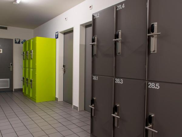 Geneva Hostel : photo 3 de la chambre chambre quadruple avec salle de bains commune