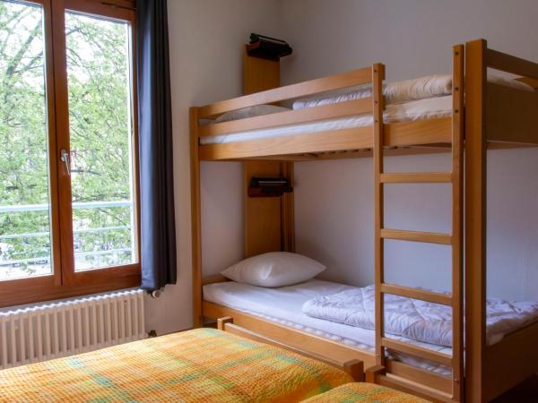 Geneva Hostel : photo 3 de la chambre chambre quadruple avec toilettes privatives