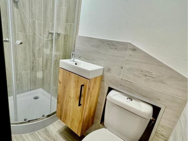 Room only, with shared Bathrooms, option of the entire house if available-NG6 9FE : photo 1 de la chambre chambre double