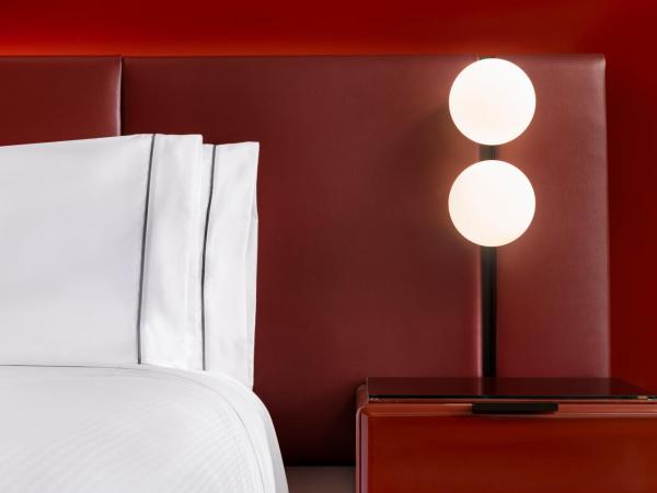 Revery Toronto Downtown, Curio Collection by Hilton : photo 1 de la chambre suite junior lit king-size