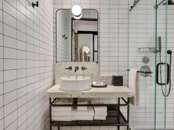 Moxy Banff : photo 1 de la chambre chambre lit king-size