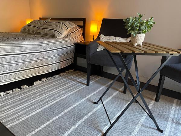 Lovely Spacious Guesthouse in Mills 50 District : photo 3 de la chambre chambre double