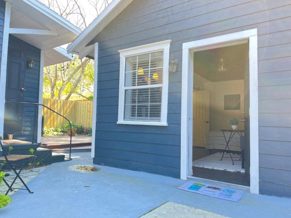 Lovely Spacious Guesthouse in Mills 50 District : photo 5 de la chambre chambre double