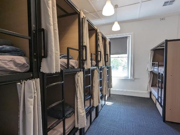 Base Camp Hostel : photo 2 de la chambre lit simple dans dortoir mixte