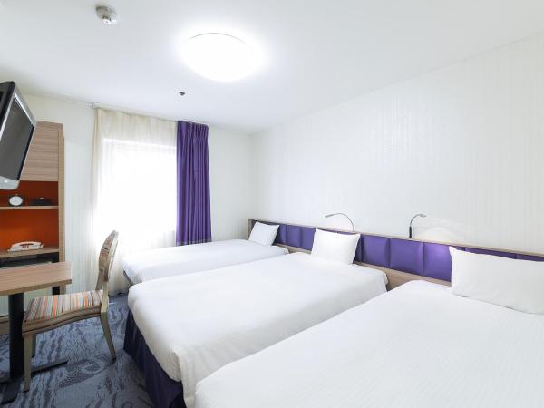 Hotel Keihan Tenmabashi : photo 1 de la chambre chambre lits jumeaux avec lit d'appoint - non-fumeurs