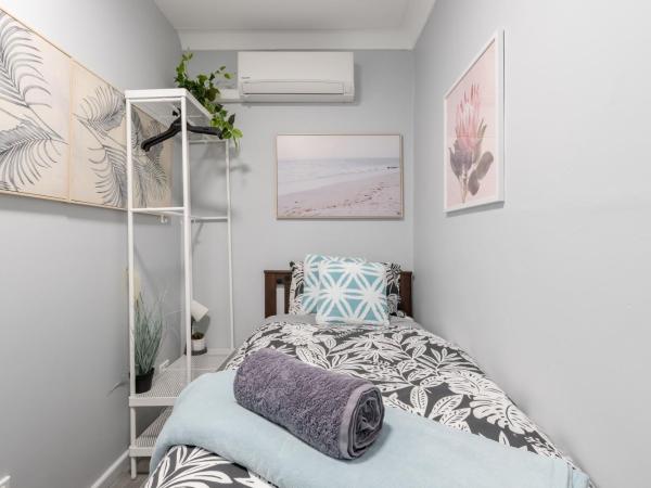 Chic Single Room - AC - Next to Central Station - Nearby CBD USYD UTS Top Viewed Bistros - Shared Bathroom : photo 4 de la chambre chambre simple avec salle de bains commune