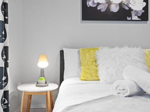 Prime Double Room - AC - Seconds to Central CBD - Near UTS& USYD& Darling Harbour& High Rated Restaurants - Shared Bathroom : photo 4 de la chambre chambre double avec salle de bains commune