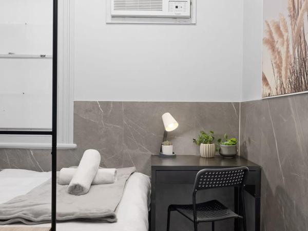 Prime Double Room - AC - Seconds to Central CBD - Near UTS& USYD& Darling Harbour& High Rated Restaurants - Shared Bathroom : photo 5 de la chambre chambre double avec salle de bains commune