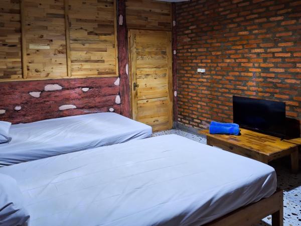 RedDoorz at Kampung Istal Bogor : photo 2 de la chambre chambre lits jumeaux deluxe