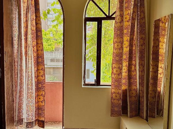 Jwala Niketan Eco Homestay : photo 2 de la chambre chambre triple avec balcon