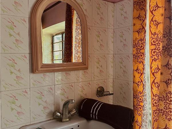 Jwala Niketan Eco Homestay : photo 3 de la chambre chambre lit queen-size avec balcon