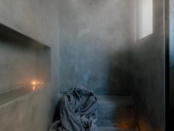 Naxos Finest Hotel & Villas : photo 4 de la chambre grand suite with private outdoor hot tub, hammam & sea view