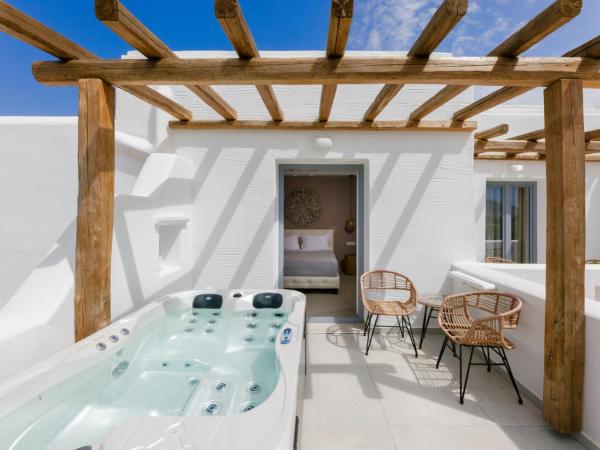 Naxos Finest Hotel & Villas : photo 1 de la chambre grand suite with private outdoor hot tub, hammam & sea view