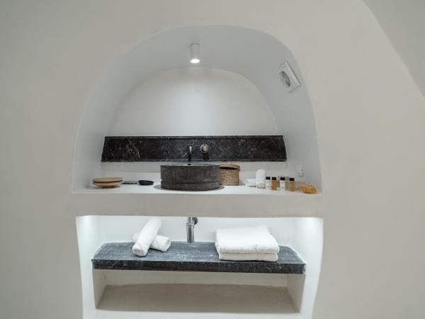 IKIES Santorini : photo 9 de la chambre villa the collector avec bain à remous - vue sur caldera