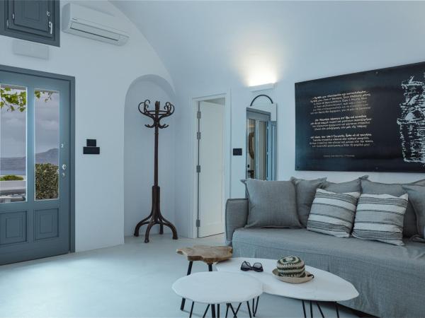 IKIES Santorini : photo 5 de la chambre suite the winemaker avec bain à remous - vue sur caldera