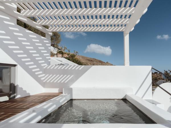 IKIES Santorini : photo 3 de la chambre maison the carpenter avec bain à remous - vue sur caldera