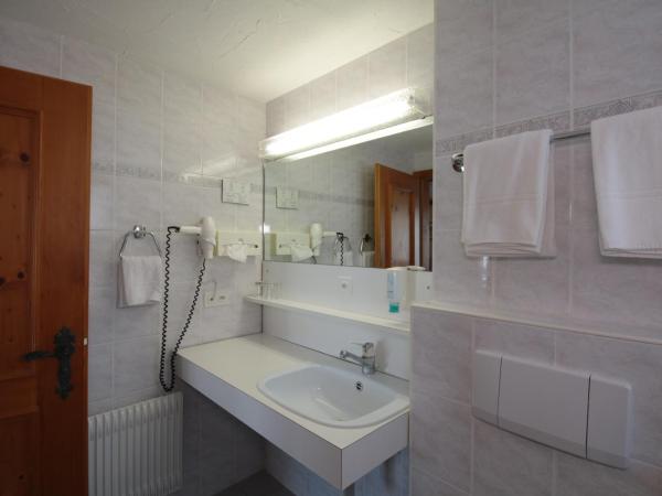 Hotel Christiania Saas-Fee : photo 4 de la chambre chambre familiale avec balcon