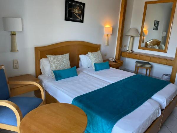 Ruspina Beach Resort : photo 2 de la chambre chambre double ou lits jumeaux - vue sur jardin