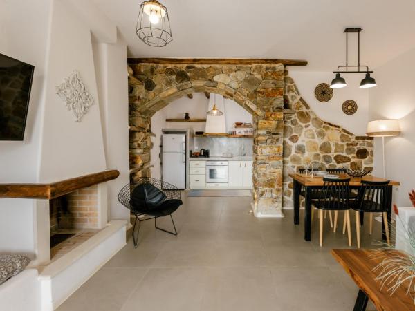 Naxos Finest Hotel & Villas : photo 8 de la chambre villa with outdoor hot tub & private pool