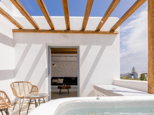 Naxos Finest Hotel & Villas : photo 2 de la chambre premium suite with private hot tub & sea view