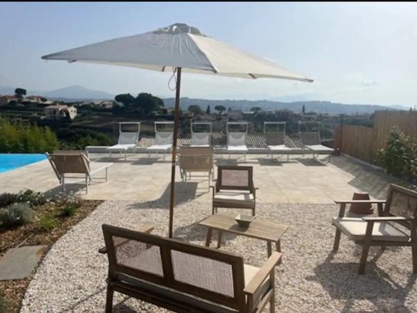 DOMAINE LOU BEL AZUR - Elégant : photo 10 de la chambre appartement - vue sur jardin