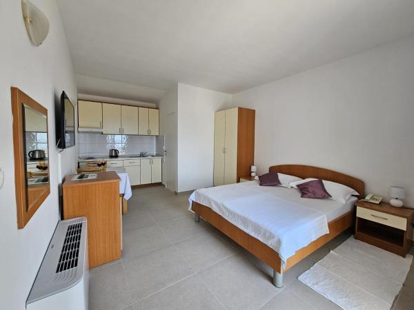 Pansion Komfor Moča : photo 1 de la chambre studio avec balcon