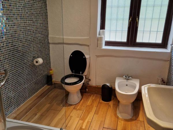 Rainsough Cottage Guest House - Shared Bathroom - Free Parking & WiFi : photo 4 de la chambre chambre double deluxe avec douche