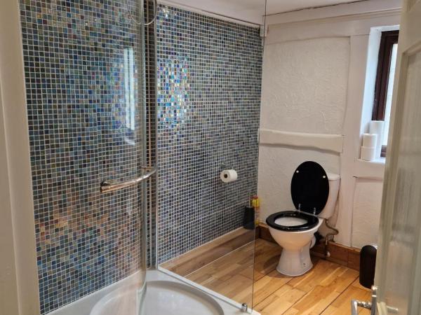 Rainsough Cottage Guest House - Shared Bathroom - Free Parking & WiFi : photo 6 de la chambre chambre double deluxe avec douche