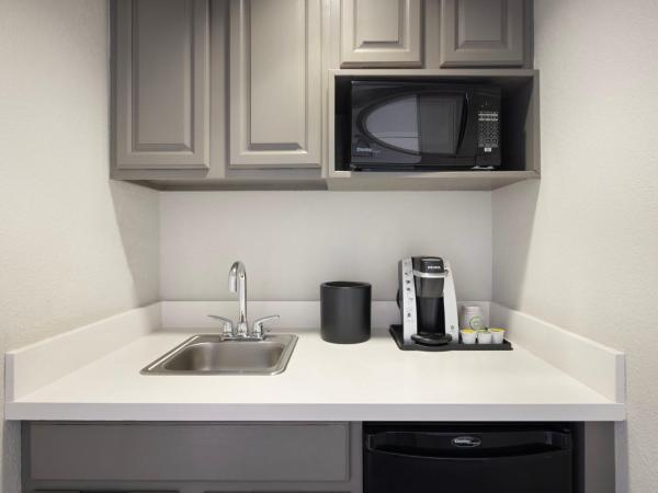 Holiday Inn & Suites Orlando SW - Celebration Area, an IHG Hotel : photo 4 de la chambre suite lit queen-size avec canapé-lit