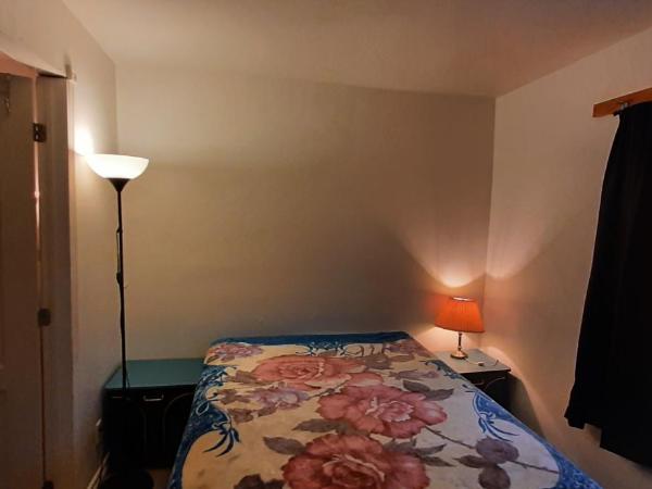 Gîte d'Iberville : photo 9 de la chambre chambre double avec salle de bains commune