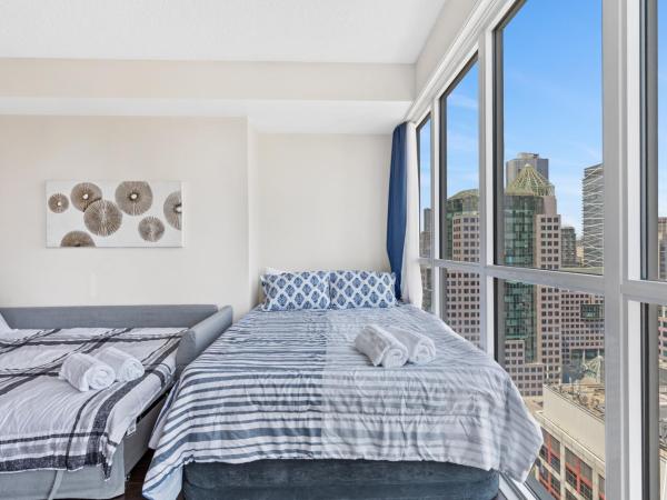 CN Tower Lake view DOWNTOWN- Free Parking : photo 4 de la chambre two-bedroom deluxe apartment with harbour view