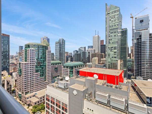 CN Tower Lake view DOWNTOWN- Free Parking : photo 8 de la chambre two-bedroom deluxe apartment with harbour view