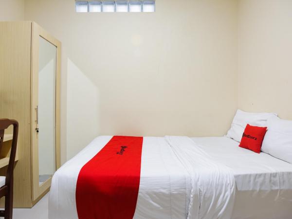 RedDoorz near Jakarta International Velodrome : photo 1 de la chambre chambre double standard