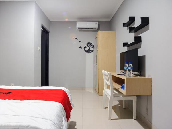 RedDoorz near Jakarta International Velodrome : photo 7 de la chambre chambre double deluxe