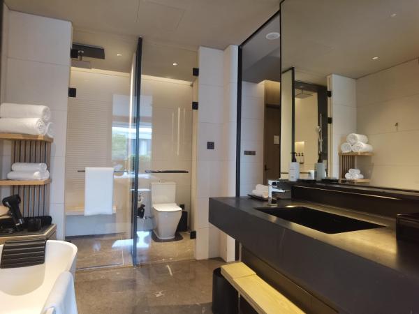 Intercontinental Shenzhen Dameisha Resort, an IHG Hotel : photo 1 de la chambre suite club avec 1 chambre lit king-size - vue sur océan