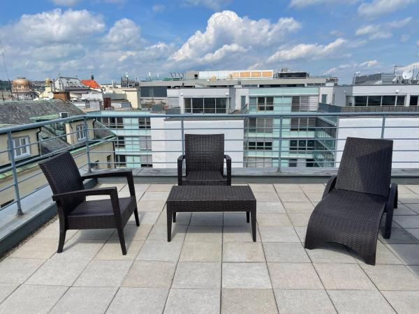 Ramada Prague City Centre : photo 5 de la chambre suite junior avec terrasse