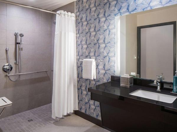 Hilton San Antonio Hill Country : photo 7 de la chambre chambre lit king-size avec douche accessible en fauteuil roulant - adaptée aux personnes à mobilité réduite/malentendantes