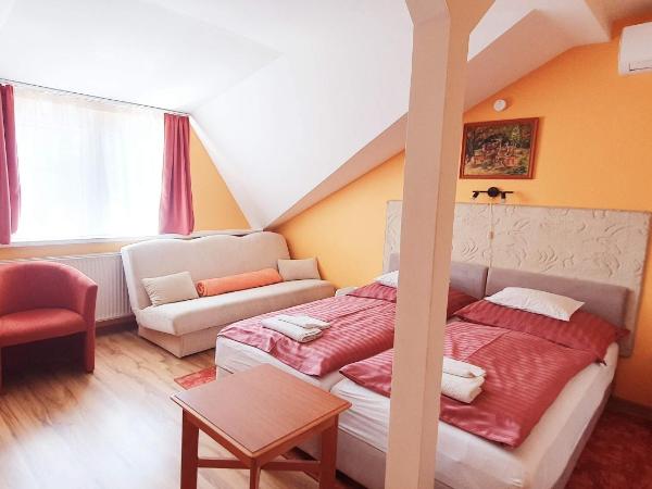 Apart Júlia Villa : photo 1 de la chambre chambre double mansardée - vue sur jardin