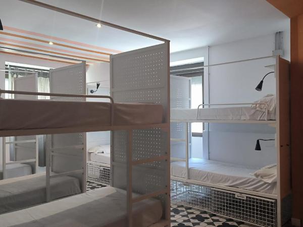 Feel Hostels Soho Malaga : photo 1 de la chambre lit dans dortoir mixte de 10 lits avec salle de bains privative