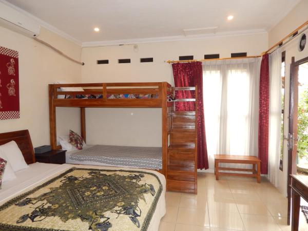 Rosella Cottages - Homestay - Yogyakarta : photo 1 de la chambre chambre quadruple - vue sur jardin