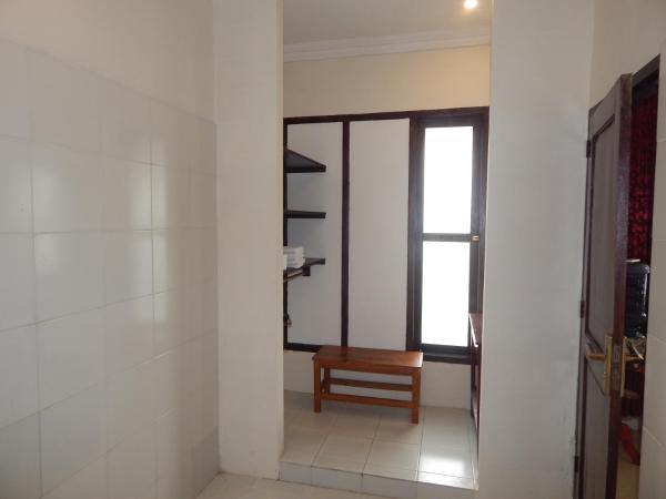Rosella Cottages - Homestay - Yogyakarta : photo 6 de la chambre chambre quadruple - vue sur jardin
