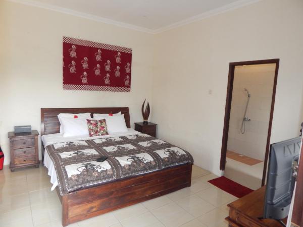 Rosella Cottages - Homestay - Yogyakarta : photo 3 de la chambre chambre quadruple - vue sur jardin